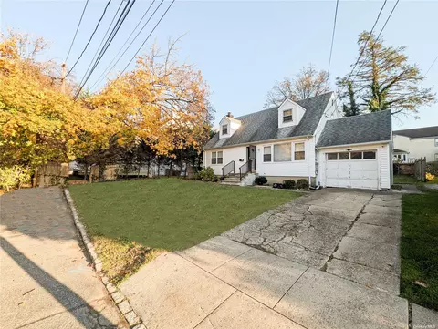 18 Iowa Rd, Great Neck, NY 11020