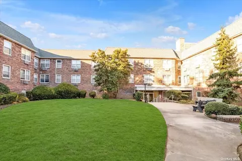 30 Daley Pl #245, Lynbrook, NY 11563