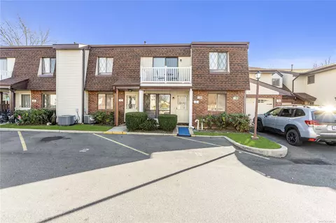 5 W Cambridge Dr #5, Copiague, NY 11726
