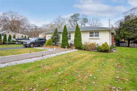 81 Queen Rd, Mastic Beach, NY 11951