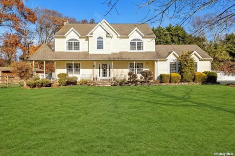 2 Bluegrass Ct, Aquebogue, NY 11931