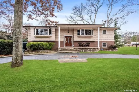 65 Ledgewood Dr, Smithtown, NY 11787