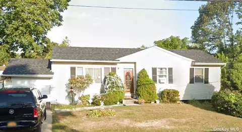 71 Applegate Dr, Central Islip, NY 11722