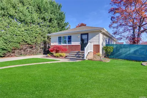 700 Franklin Ave, Massapequa, NY 11758