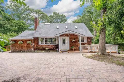 27 W Bartlett Rd, Middle Island, NY 11953