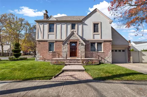 2542 160 St, Flushing, NY 11358