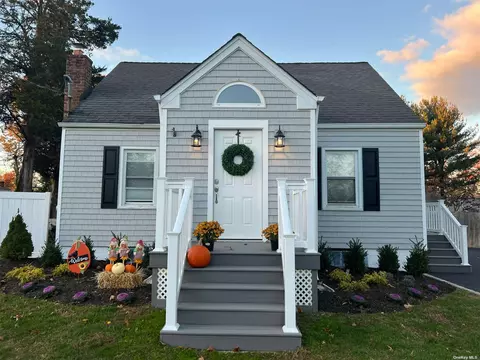 167 W 19th St, Huntington Station, NY 11746