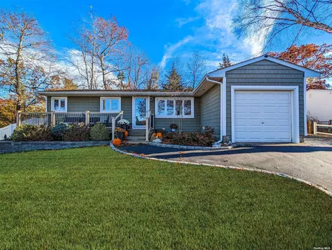 26 Matice Pl, Ronkonkoma, NY 11779