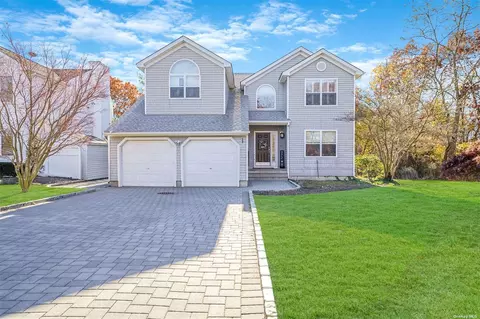 1 Fairwind Ct, Oakdale, NY 11769