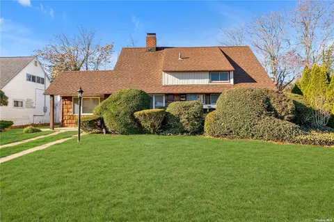 18 Ash Ln, Hicksville, NY 11801