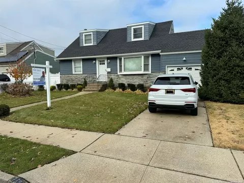 179 N Hawthorne St, Massapequa, NY 11758
