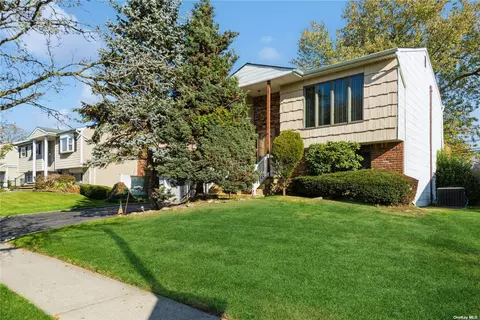 68 Ruby Ln, Plainview, NY 11803