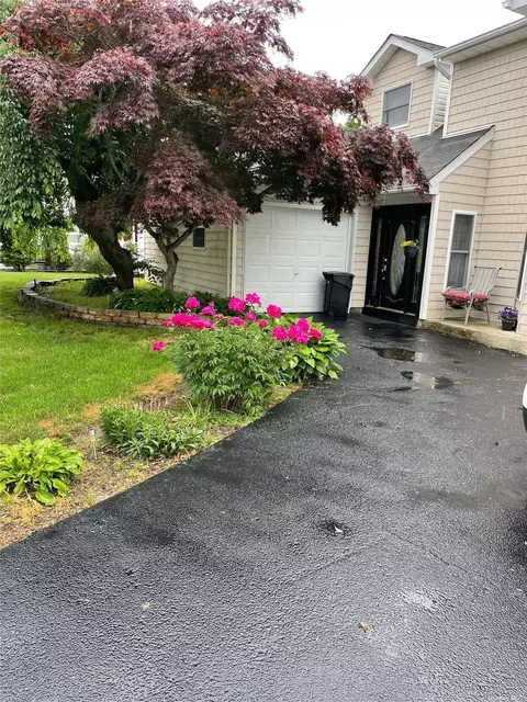 96 Stuyvesant Dr, Port Jefferson Station, NY 11776