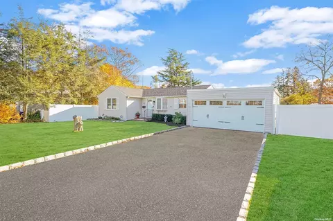 70 Woodlawn Ave, Saint James, NY 11780