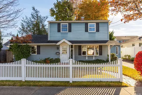 342 Boundary Ave, Massapequa, NY 11758