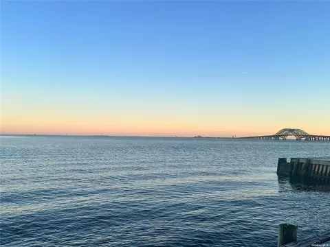 120 Oak Neck Ln, West Islip, NY 11795