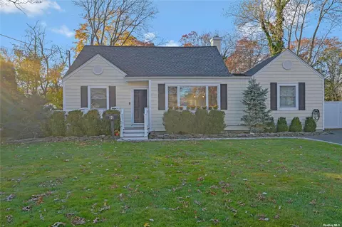 60 Gladstone Ave, West Islip, NY 11795