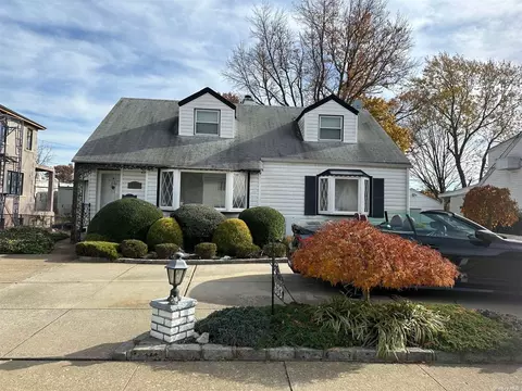 633 E Wyngate Dr, Valley Stream, NY 11580