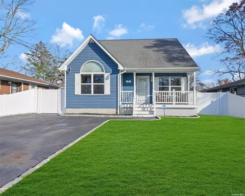 7 Terry Dr, Mastic, NY 11950