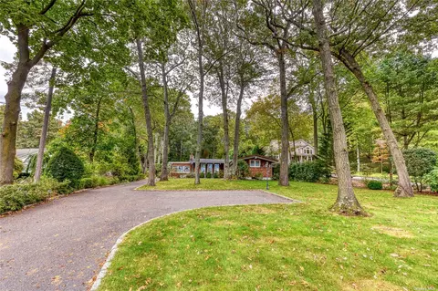 31 Fleets Cove Rd, Huntington, NY 11743
