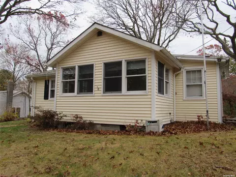 120 Park Rd, Riverhead, NY 11901