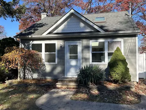 257 Russell Ave, Holbrook, NY 11741