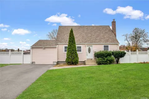 4 Beech Pl, Bay Shore, NY 11706
