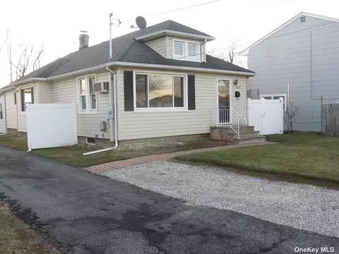 876 Main St, Farmingdale, NY 11735