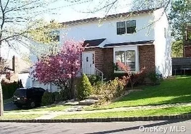 11 Carriage Rd, Great Neck, NY 11024