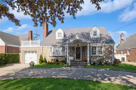 7 Stewart Ave, Stewart Manor, NY 11530