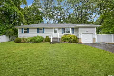 101 New York Ave, Sound Beach, NY 11789