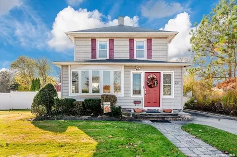 26 Pleasant Ave, Blue Point, NY 11715
