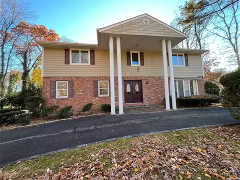 15 Old Brook Rd, Dix Hills, NY 11746