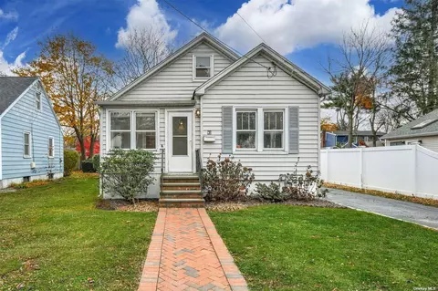 93 E 13th St, Huntington Station, NY 11746