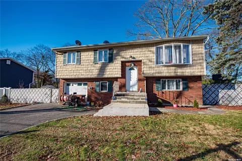 240 Phyllis Dr, Patchogue, NY 11772