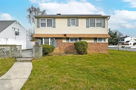 67 Sunrise Ln, Levittown, NY 11756