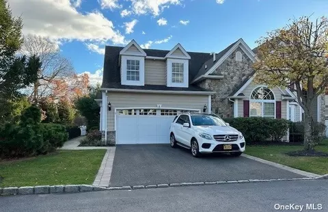 8 Cheshire Ct #8, Bayport, NY 11705