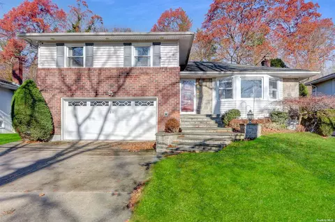 101 Stratford N, Roslyn Heights, NY 11577