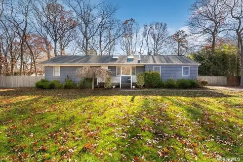 44 Dawn Dr, Shirley, NY 11967