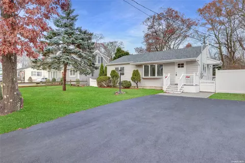 944 Ostrander Ave, Riverhead, NY 11901