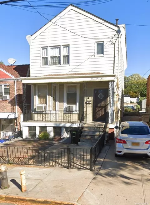 25-11 College Point Blvd, Flushing, NY 11354