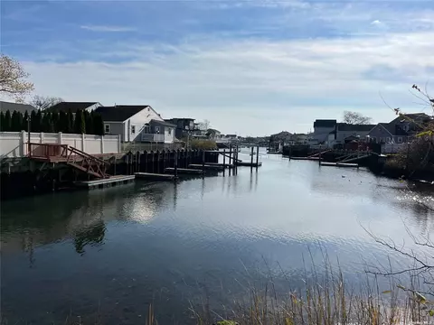 206 Waukena Ave, Oceanside, NY 11572