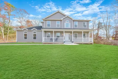19 Todd Ct, Holbrook, NY 11741