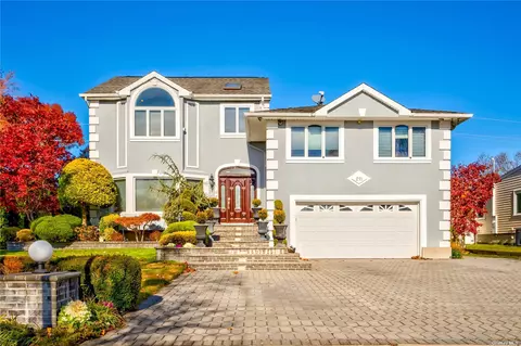 211 Robby Ln, Manhasset Hills, NY 11040