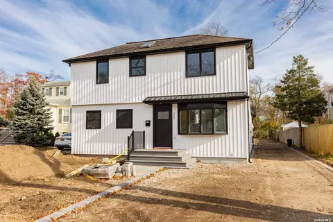 444 S 12th St, Lindenhurst, NY 11757
