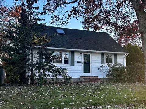 312 Kurzon Rd, West Islip, NY 11795