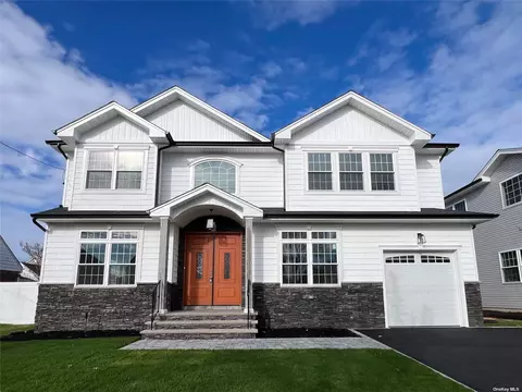 25 Charlotte Pl, Plainview, NY 11803