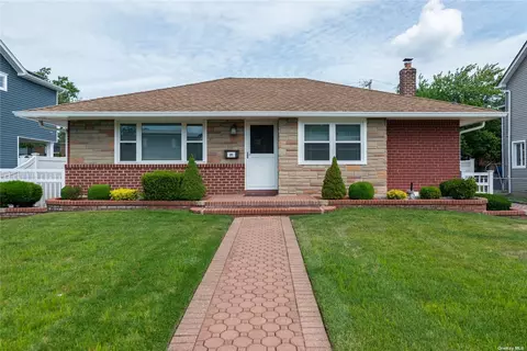 21 Cromwell Rd, Carle Place, NY 11514