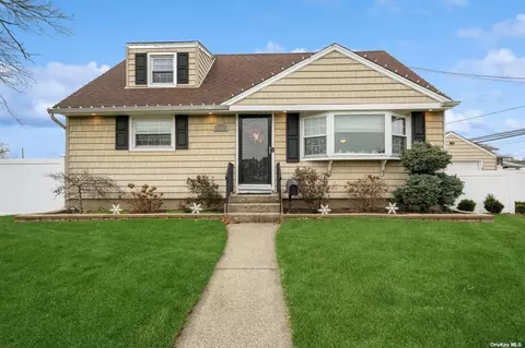 1060 Alan, Seaford, NY 11783