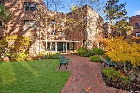 50 Brompton Rd #1Q, Great Neck, NY 11021